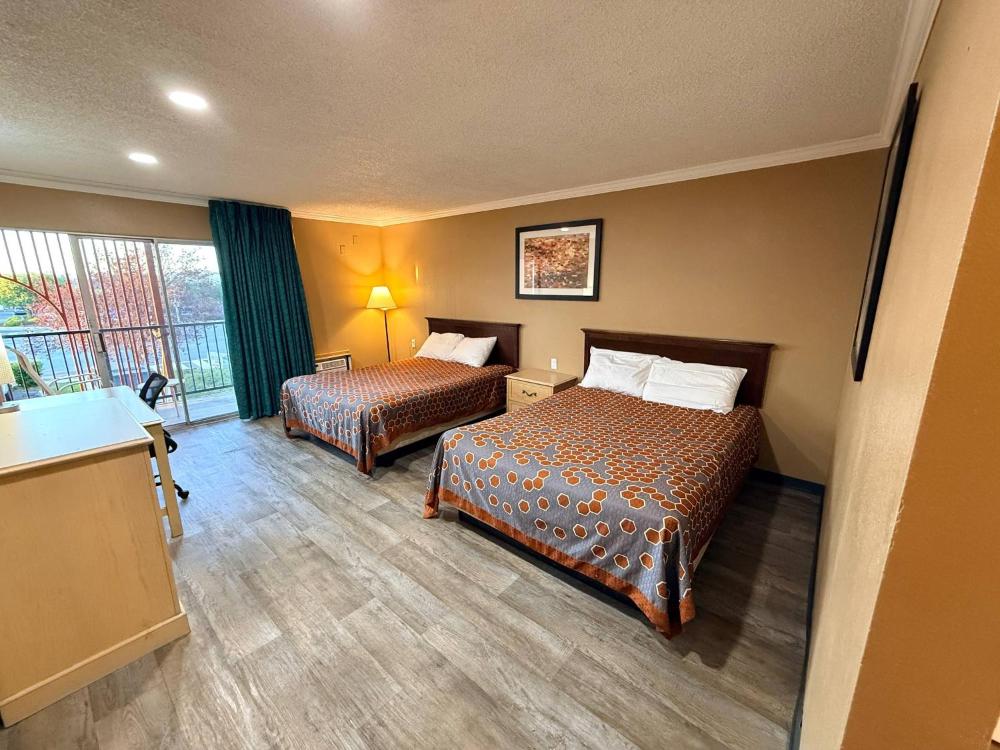 Queen Room with Two Queen Beds interior
